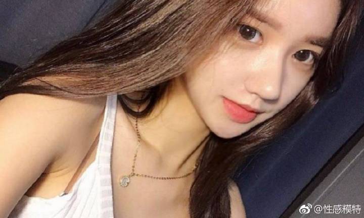 武汉渡江节：两千余名中外“泳士”搏浪长江